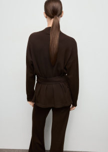 Пуловер с детайли с декоративен възел