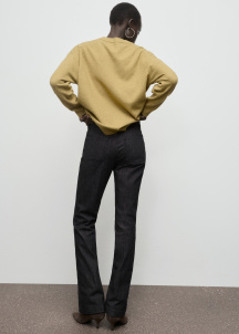 Дънки с разкроен крачол и средна талия