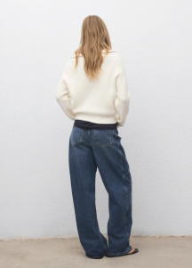 Пуловер с контрастна яка и цип