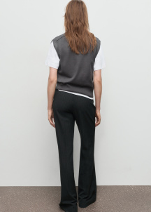 Плетен елек с декоративни шевове