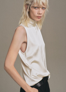 Сатенена блуза с висока яка