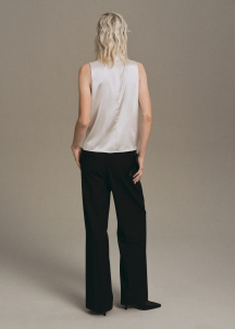 Сатенена блуза с висока яка