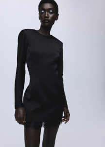 Рокля с отворен гръб и дантела на подгъва