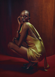 Сатенирана рокля с отворен гръб