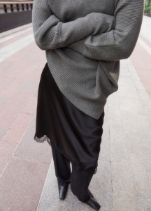 Асиметричен пуловер с обърната яка