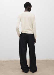 Плетен пуловер с кръгло деколте