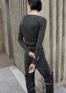 Тениска с изрязано деколте и дантела