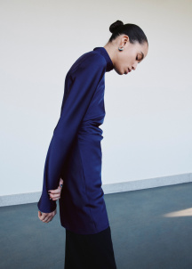 Сатенирана рокля с акцент басти