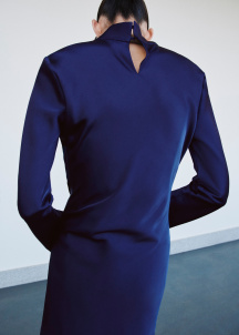 Сатенирана рокля с акцент басти