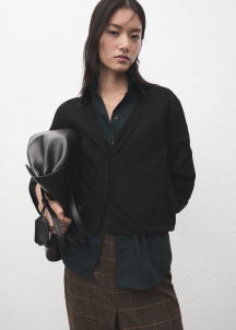 Плетена жилетка с V-образно деколте