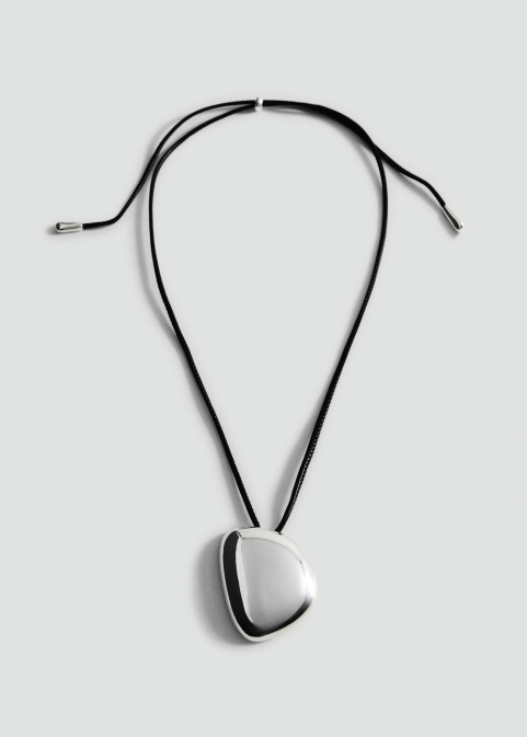 Колие с метална висулка