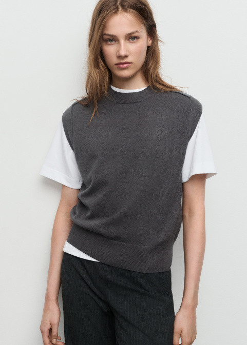 Плетен елек с декоративни шевове