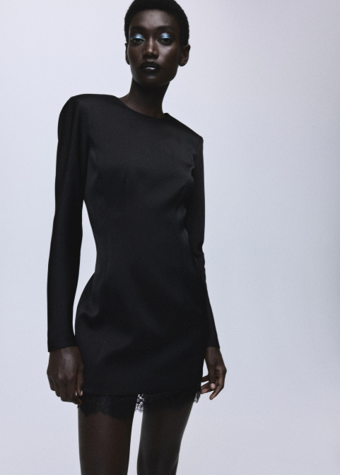 Рокля с отворен гръб и дантела на подгъва