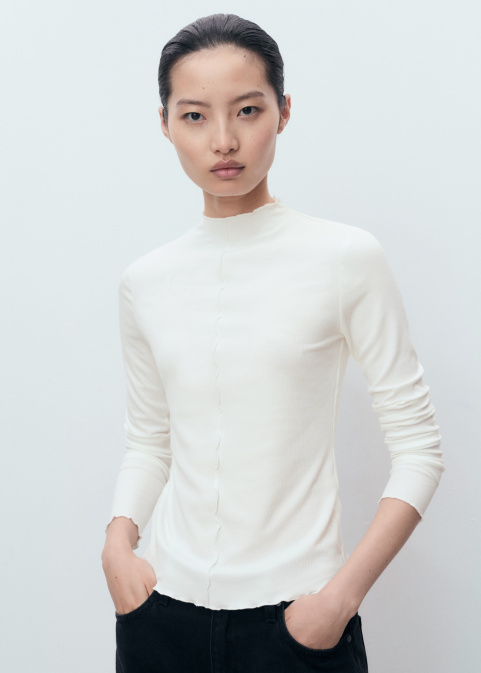 Рипсена тениска с вълнообразни кантове