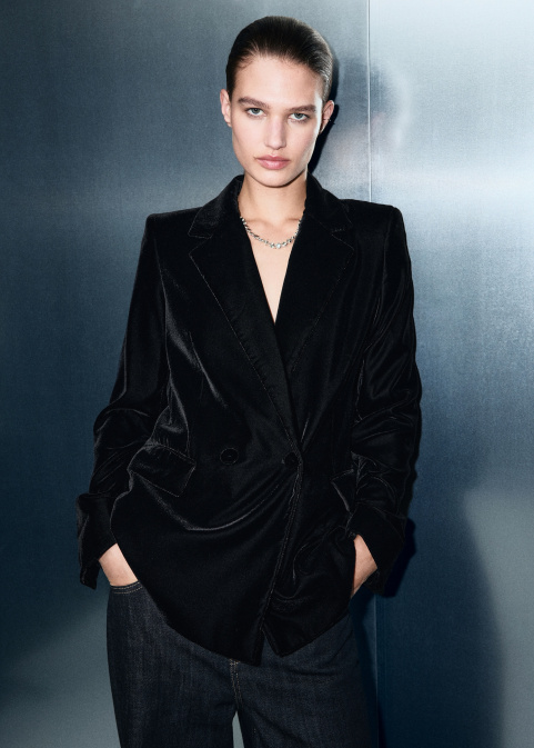 Кадифен блейзър с двуредно закопчаване