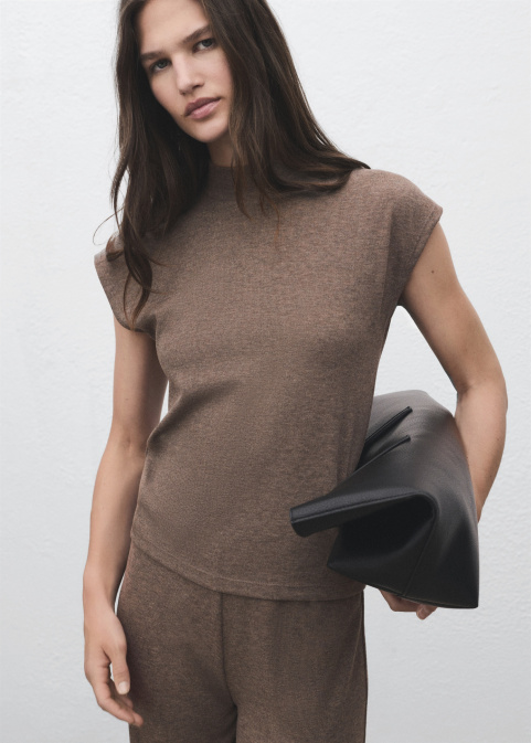 Тениска с висока яка