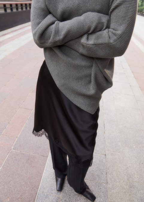 Асиметричен пуловер с обърната яка