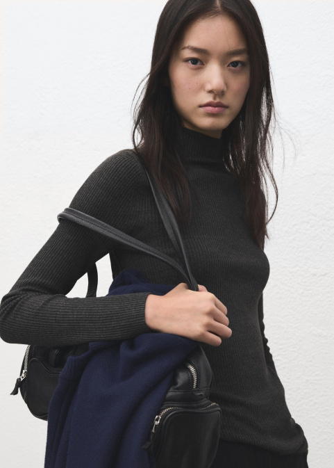 Асиметричен джърси с висока яка