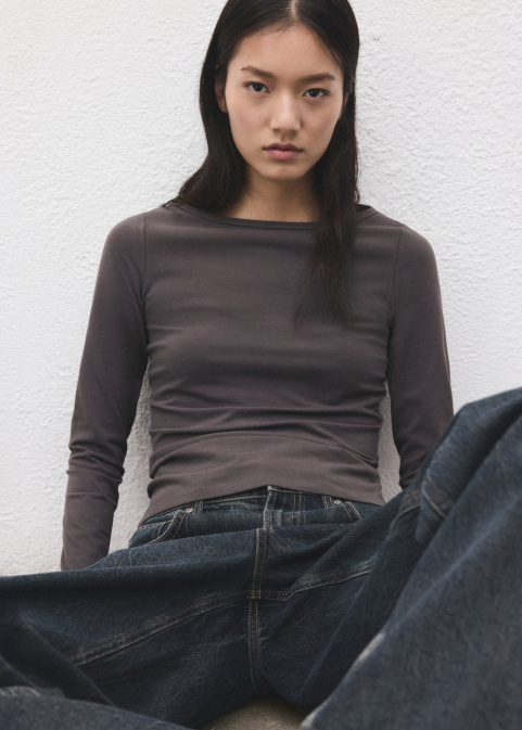 Тениска с деколте тип лодка