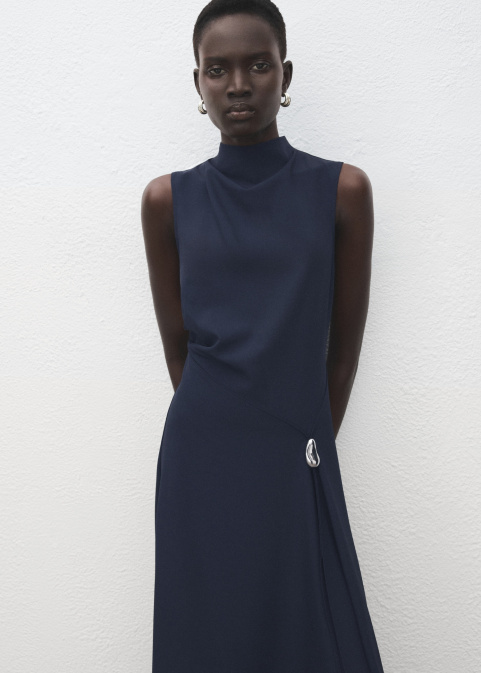 Рокля с метален акцент и А-линия