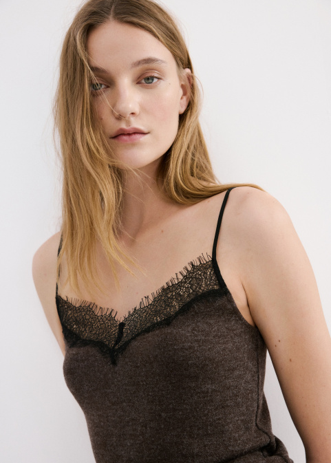 Топ с дантела на деколтето